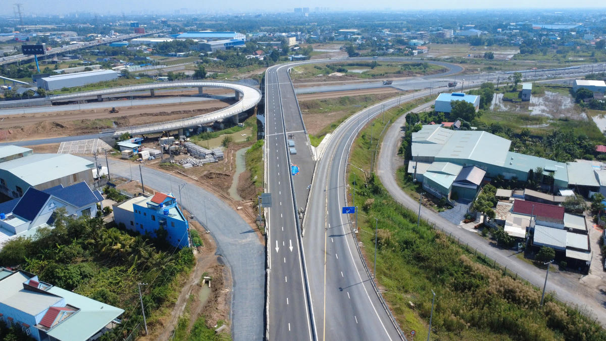 Tuy nhiên, nhánh đường Vành đai 3 TP Hồ Chí Minh đang xây dựng dự kiến sẽ kết nối ở 2 tuyến cao tốc trên ở cuối năm 2025 này. Ảnh: Đ.Xá.