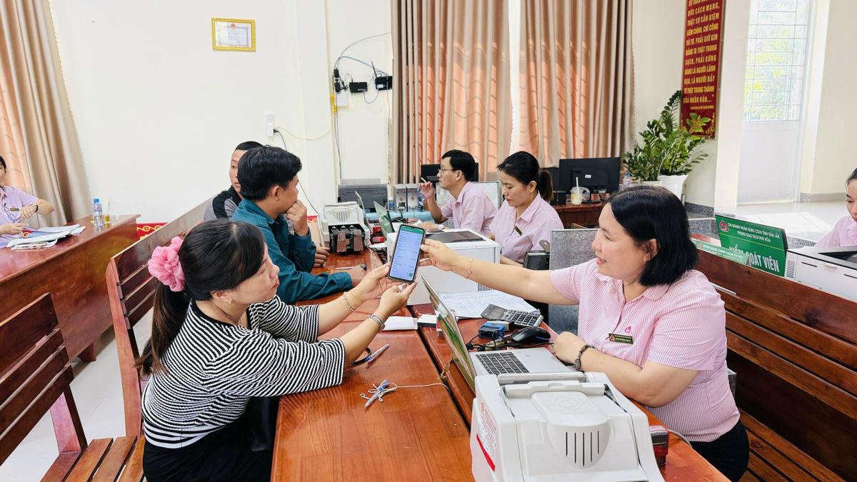 Tổ trưởng Tổ Tiết kiệm và Vay vốn thực hiện các giao dịch với NHCSXH trên nền tảng số tại diểm giao dịch xã Phú Hoà.