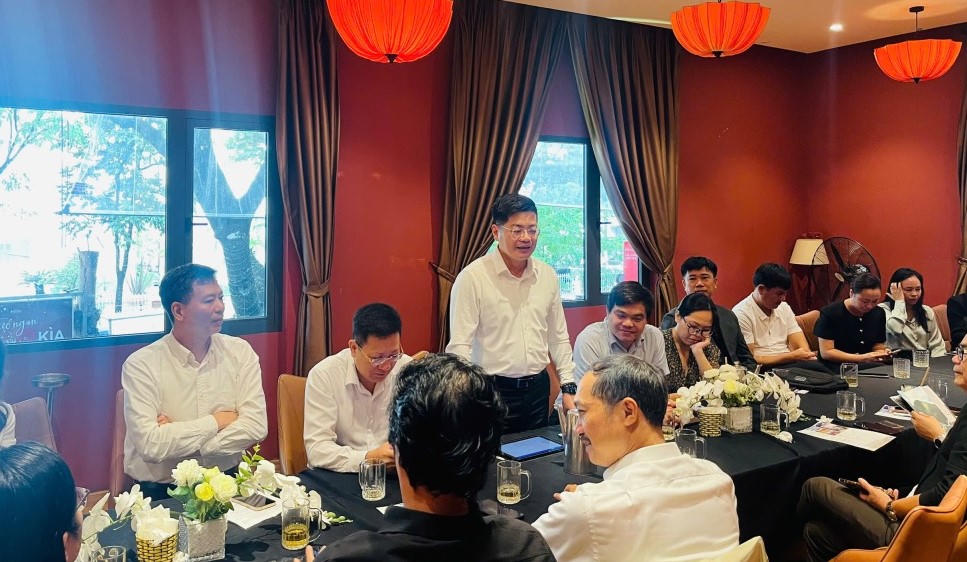 Lãnh đạo phường Yên Tử giới thiệu về tiềm năng, các sản phẩm du lịch tại địa phương. Ảnh: Hoàng Quỳnh.