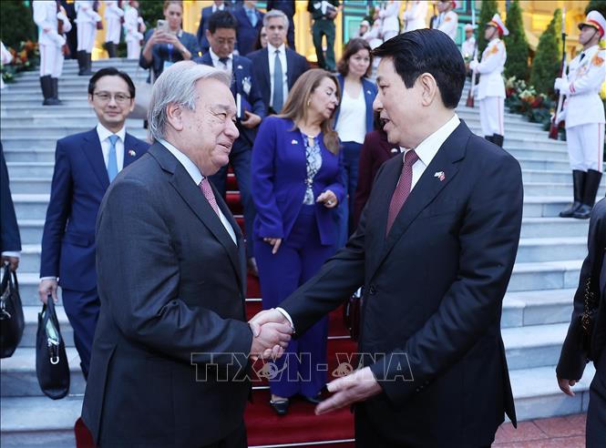 Chủ tịch nước Lương Cường tiễn Tổng Thư ký Liên hợp quốc António Guterres sau hội đàm. Ảnh: Lâm Khánh/TTXVN