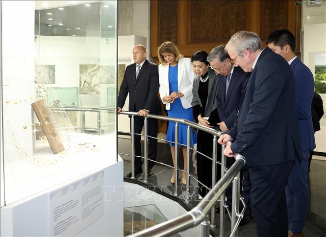Tổng Bí thư Tô Lâm và Phu nhân với Tổng thống Cộng hòa Bulgaria Rumen Radev và Phu nhân tham quan Bảo tàng lịch sử Quốc gia Bulgaria. Ảnh: Thống Nhất/TTXVN