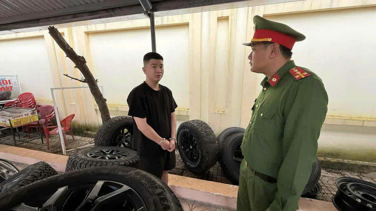 Đối tượng cùng tang vật tại cơ quan điều tra. Ảnh: SĐ.