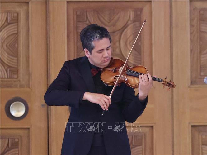 Nghệ sĩ Nhân dân Bùi Công Duy biểu diễn. Ảnh: Thống Nhất/TTXVN