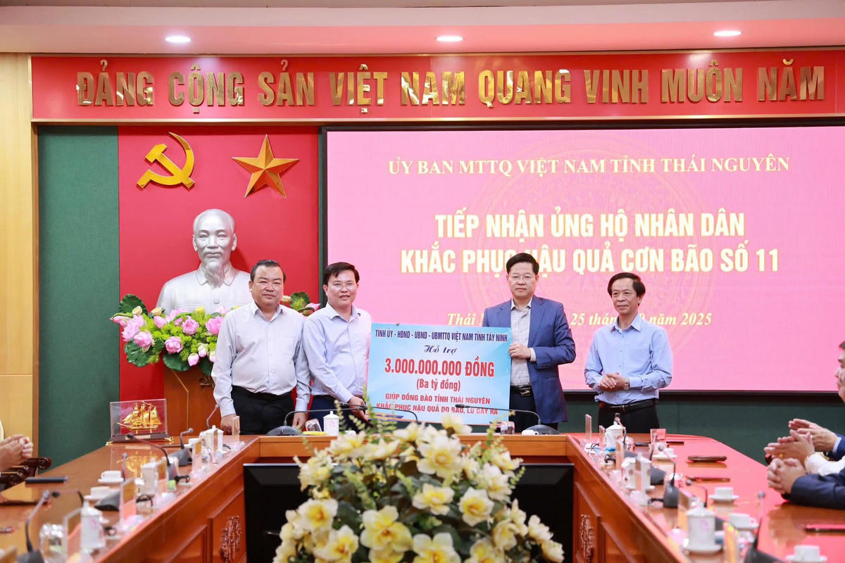 Lãnh đạo tỉnh Tây Ninh trao tiền ủng hộ nhân dân Thái Nguyên bị ảnh hưởng do bão số 11. Ảnh: MTTQ Thái Nguyên.