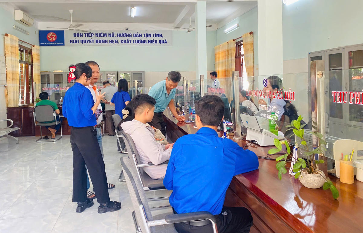 Người dân đến làm thủ tục giấy tờ trung tâm hành chính công ở TP Đà Nẵng. Ảnh: Chí Đại.