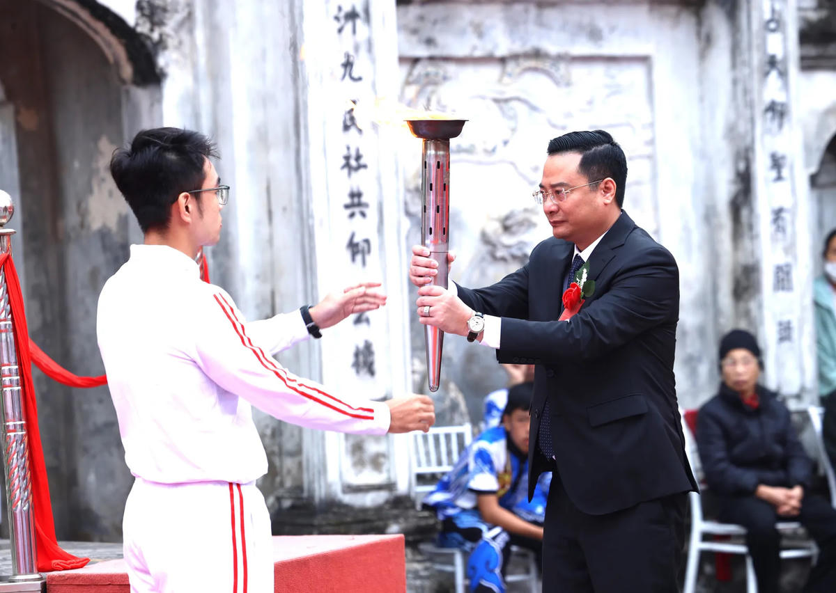 Bí thư Đảng ủy xã Tam Hưng Bùi Văn Sáng thắp đuốc truyền thống tại Đại hội. Ảnh: TL.