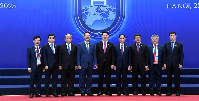 Chủ tịch nước Lương Cường, Phó Thủ tướng Bùi Thanh Sơn và đoàn đại biểu Việt Nam dự Lễ mở ký Công ước Hà Nội - Ảnh VGP/Hải Minh.