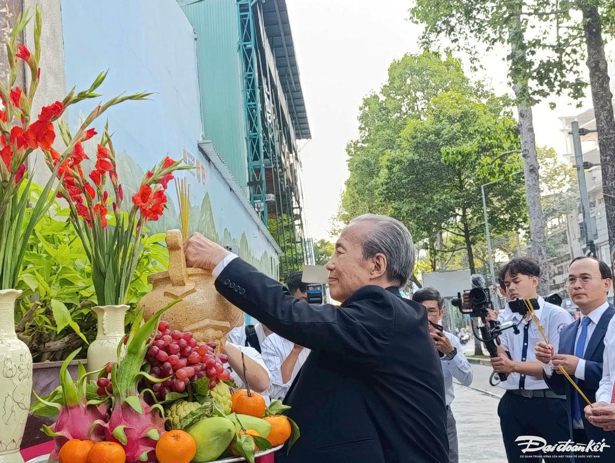Ông Nguyễn Hữu Châu, con trai trưởng cố Luật sư Nguyễn Hữu Thọ thắp hương tưởng nhớ cha mình, tại&nbsp;Bia tưởng niệm đặt tại trường Tôn Thọ Tường (nay là THPT Ten-Lơ-Man, TP Hồ Chí Minh). Ảnh: Hồng Phúc.