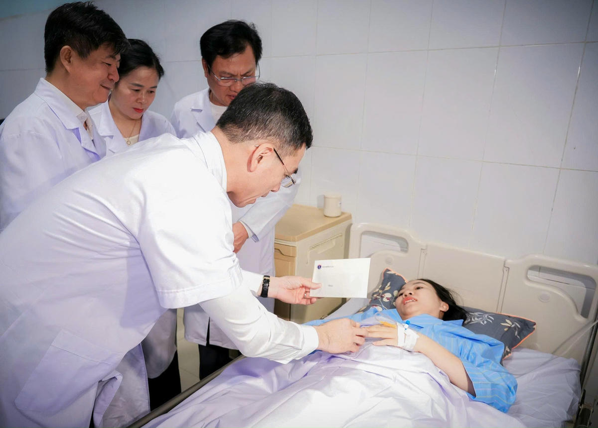 TS.BS Hà Anh Đức thăm hỏi, động viên nữ điều dưỡng đang điều trị tại Bệnh viện Hữu nghị Đa khoa Nghệ An. Ảnh: T.T- V.Đ