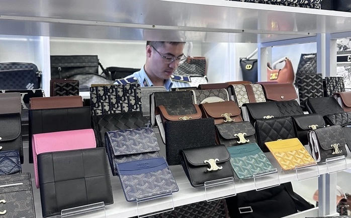 Lực lượng chức năng Đà Nẵng kiểm tra sản phẩm được bày bán trên thị trường. Ảnh: CV.