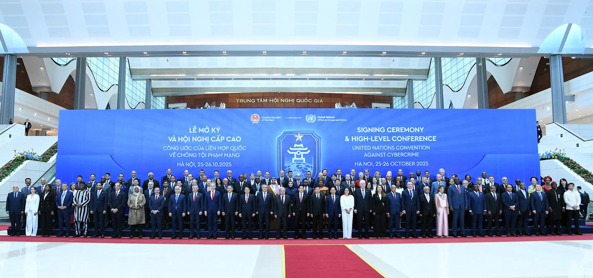 Chủ tịch nước Lương Cường, Tổng Thư ký Liên Hợp Quốc Antonio Guterres và các đại biểu tại Lễ mở ký Công ước Hà Nội - Ảnh VGP/Hải Minh