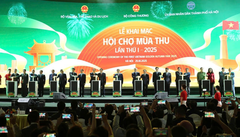 Thủ tướng và các đại biểu thực hiện nghi thức khai mạc Hội chợ. Ảnh: VGP/Nhật Bắc