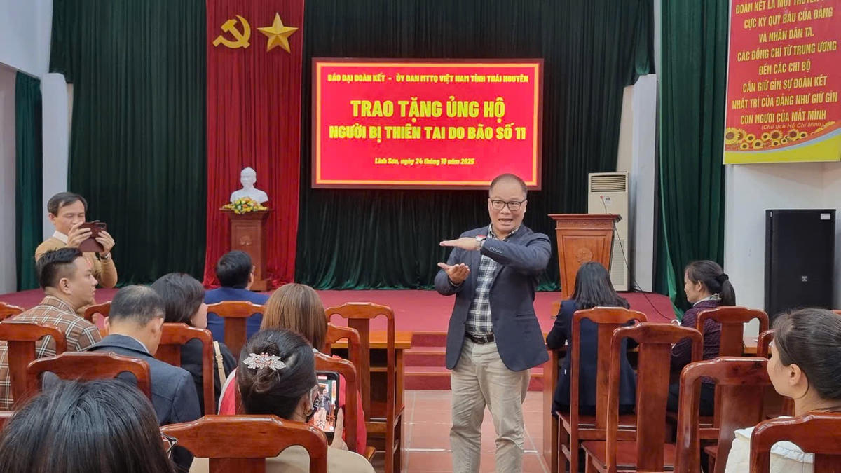 Nhà báo Nguyễn Đăng Khang, Phó Tổng Biên tập Báo Đại đoàn kết chia sẻ khó khăn với người dân phường Linh Sơn bị thiệt hại do bão số 11 gây ra. Ảnh: Toán Nguyễn..