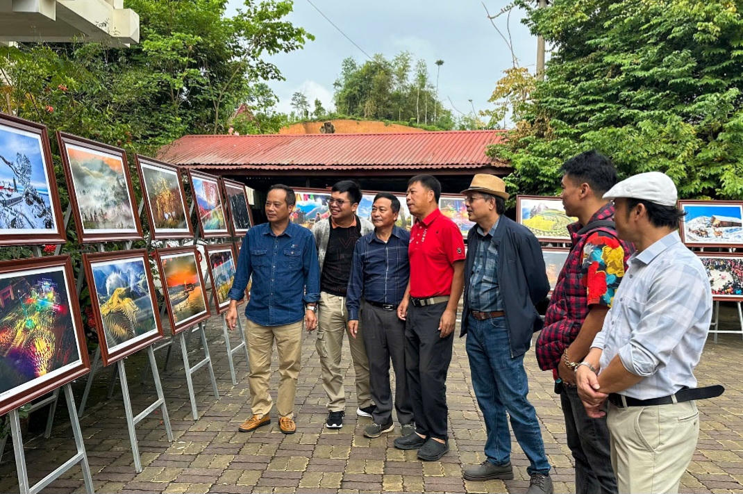 Các đại biểu tham quan những tác phẩm. Ảnh: Tuấn Vũ.