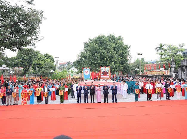 Hơn 1.000 đại biểu, vận động viên và các tầng lớp nhân dân đã tham dự Đại hội. Ảnh: TL.