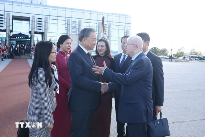 Lễ tiễn Tổng Bí thư Tô Lâm và Phu nhân tại sân bay quốc tế Sofia. (Ảnh: Thống Nhất/TTXVN)
