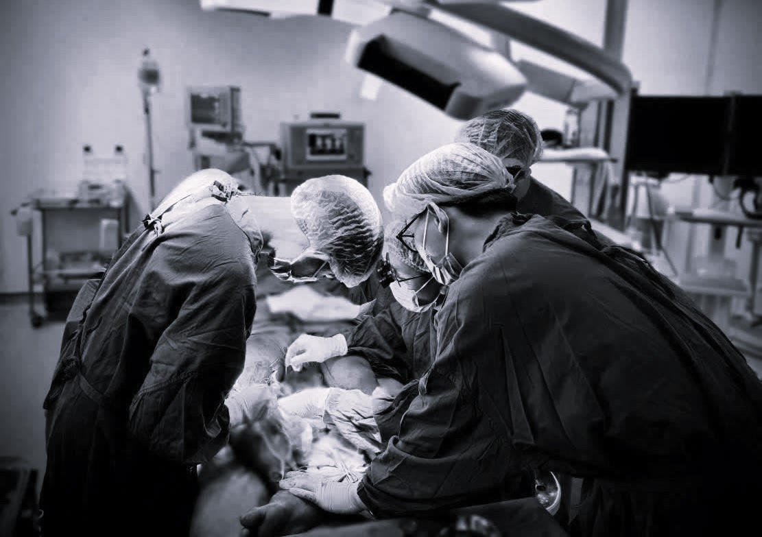 Quảng Trị: ‘Chạy đua’ với thời gian, giữ lại đôi chân cho bệnh nhân 17 tuổi