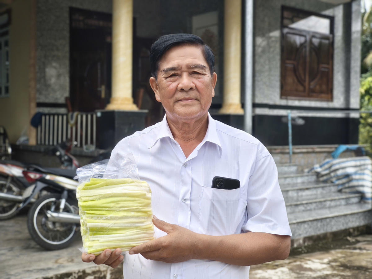 Ông Võ Việt Lâm, Chủ tịch Hội đồng quản trị, kiêm Giám đốc Hợp tác xã A Trung Đông (ấp Mỹ Phú Đông, xã Châu Thới, tỉnh Cà Mau) là người truyền cảm hứng cho nông dân địa phương về nghề trồng năn bộp phát triển kinh tế gia đình. Ảnh: Nguyên Du