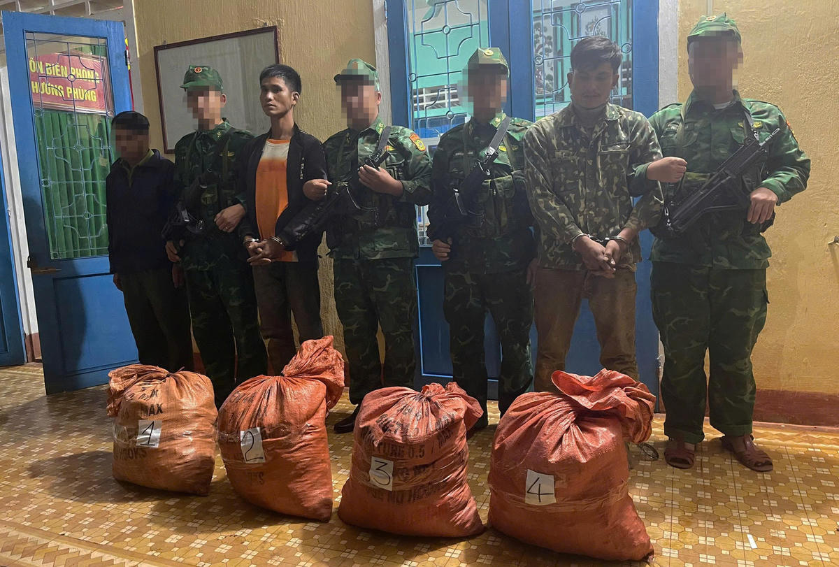 2 đối tượng bị bắt giữ và tang vật. Ảnh: Văn Bằng.