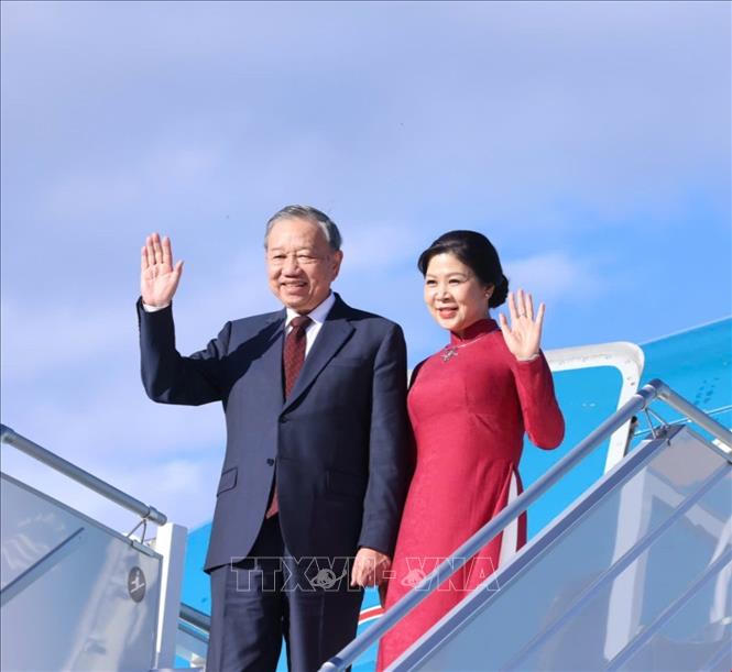 Tổng Bí thư Tô Lâm và Phu nhân tại sân bay quốc tế Sofia. Ảnh: Thống Nhất/TTXVN