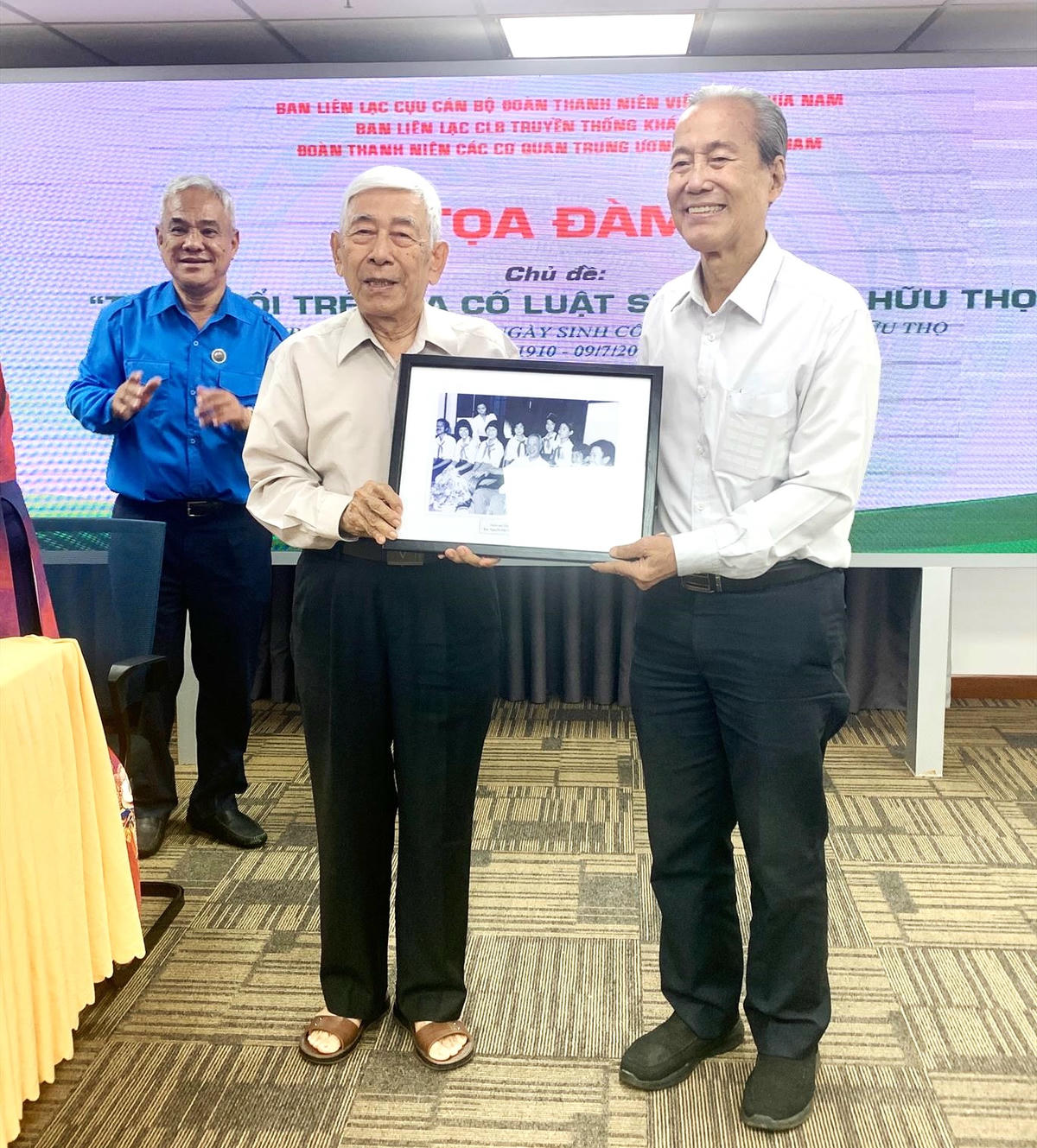 Ông Lê Hồng Liêm (áo xanh) và ông Nguyễn Hữu Châu (ngoài cùng bên phải, con trai trưởng cố Luật sư Nguyễn Hữu Thọ) tại toạ đàm về thời tuổi trẻ của cố Luật sư Nguyễn Hữu Thọ. Ảnh: T.L