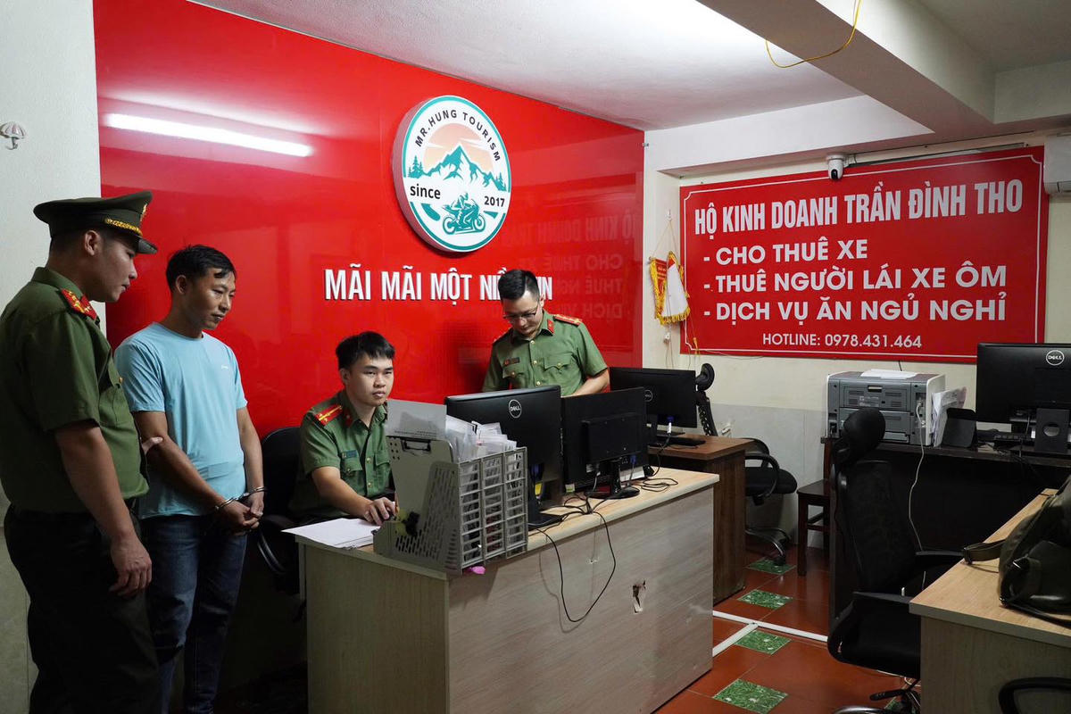 Cơ quan điều tra khám xét nơi làm việc của bị can Trần Đình Tho. Ảnh: CAT Tuyên Quang.