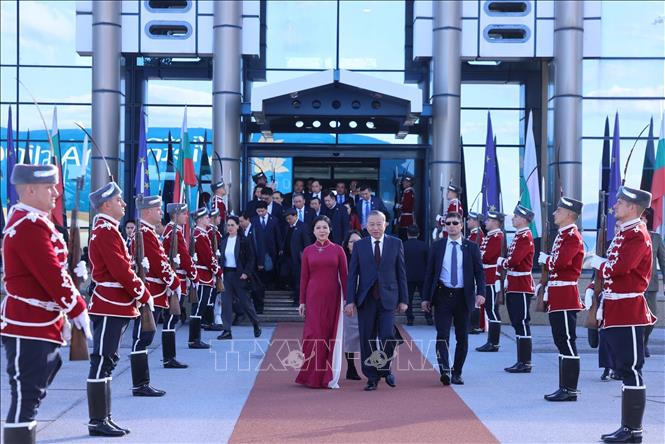 Lễ tiễn Tổng Bí thư Tô Lâm và Phu nhân tại sân bay quốc tế Sofia. Ảnh: Thống Nhất/TTXVN