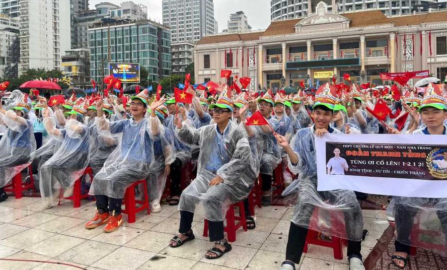 Hàng nghìn khán giả và các em học sinh đầu cầu Khánh Hòa cổ vũ cho nhà leo núi Đoàn Thanh Tùng học sinh lớp 12 Sinh Trường THPT Chuyên Lê Quý Đôn, Phường Nam Nha Trang (tỉnh Khánh Hòa). (ảnh CTV)GAI