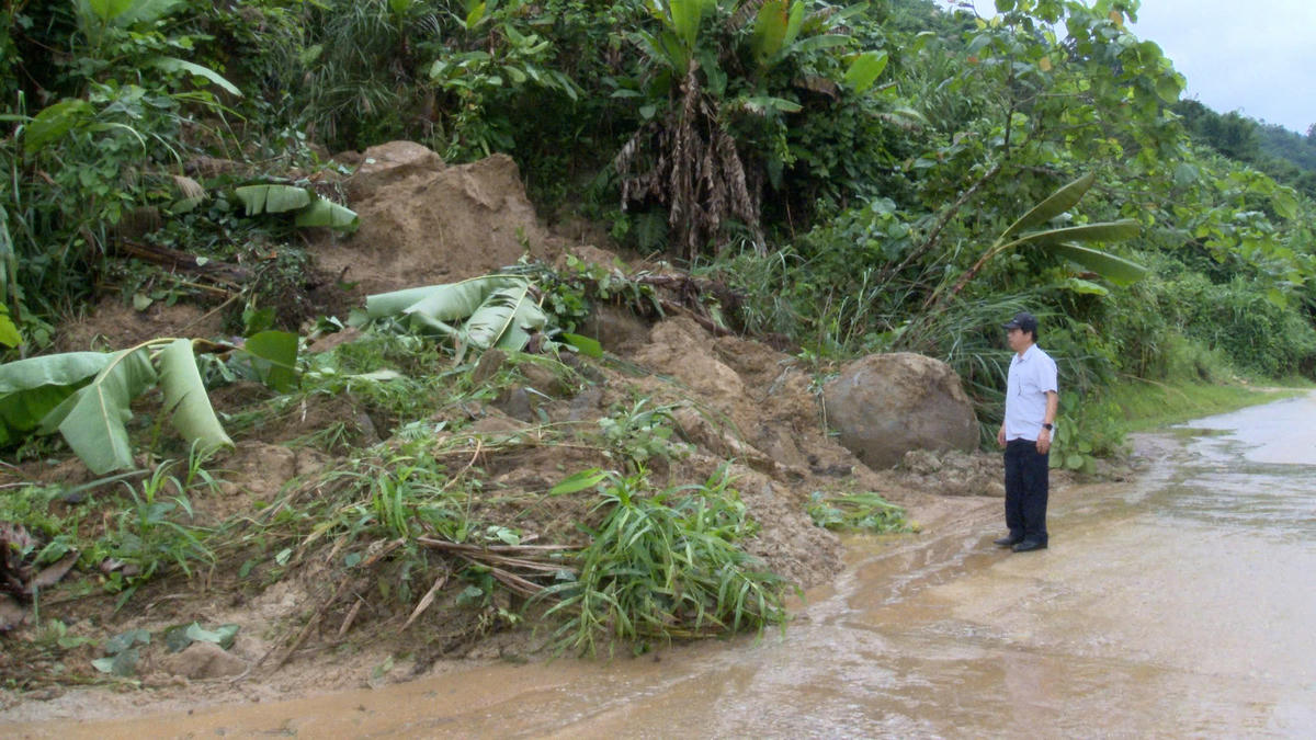 Lãnh đạo xã Nam Trà My đi kiểm tra khu vực mái ta luy bị sạt lở. Ảnh: CV.