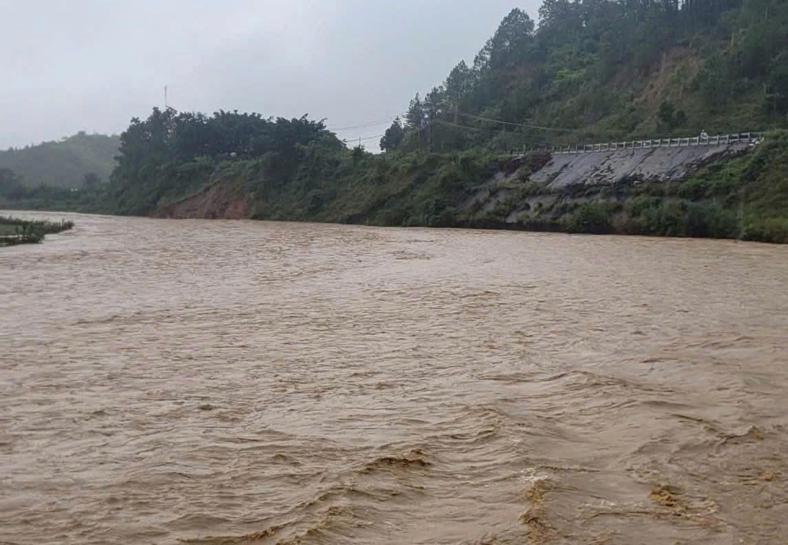 Nước các sông trên địa bàn các xã phía Tây, tỉnh Quảng Ngãi đang dâng cao. Ảnh: CV.