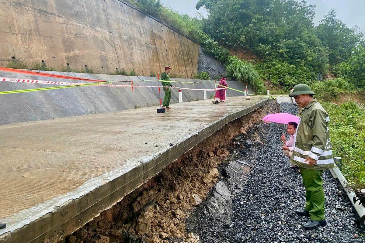 Lực lượng phường Hải Vân cảnh báo các vị trí nguy hiểm. Ảnh: Nguyễn Tú.