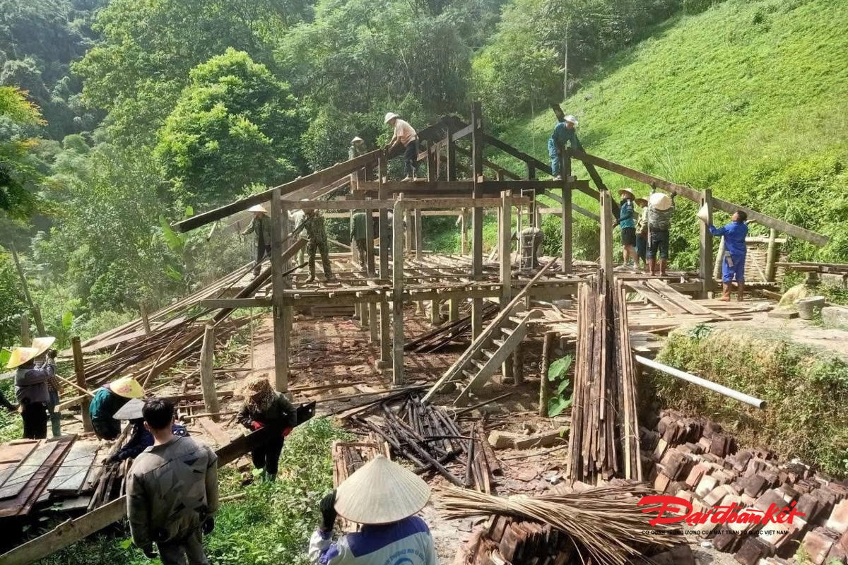 Cán bộ cơ sở và người dân hỗ trợ dựng nhà kiên cố. Ảnh: Toán Nguyễn.