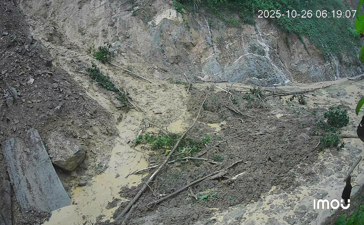 Sạt lở nghiêm trọng tại Km84+700 trên quốc lộ 14E, thuộc xã Hiệp Đức. Ảnh: CV.