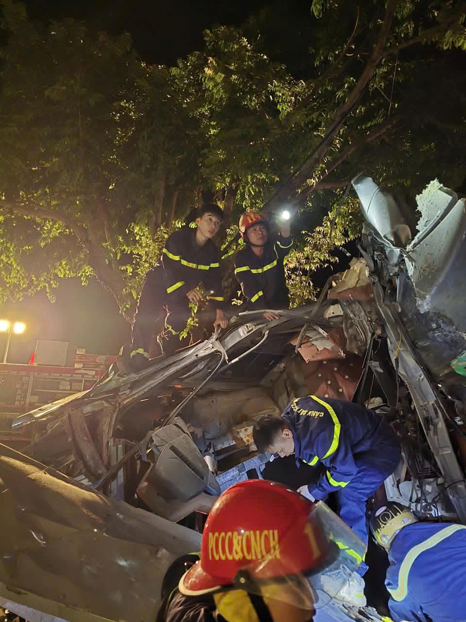 Áp dụng nhiều biện pháp để cứu nạn. Ảnh: Công an tỉnh Lai Châu.