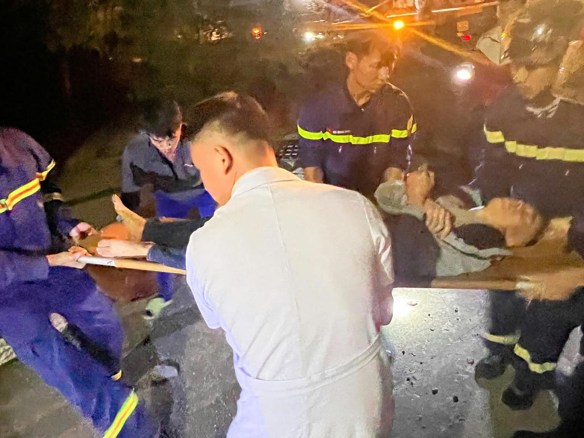 Nạn nhân được đưa đến bệnh viện để cấp cứu. Ảnh: Công an tỉnh Lai Châu.