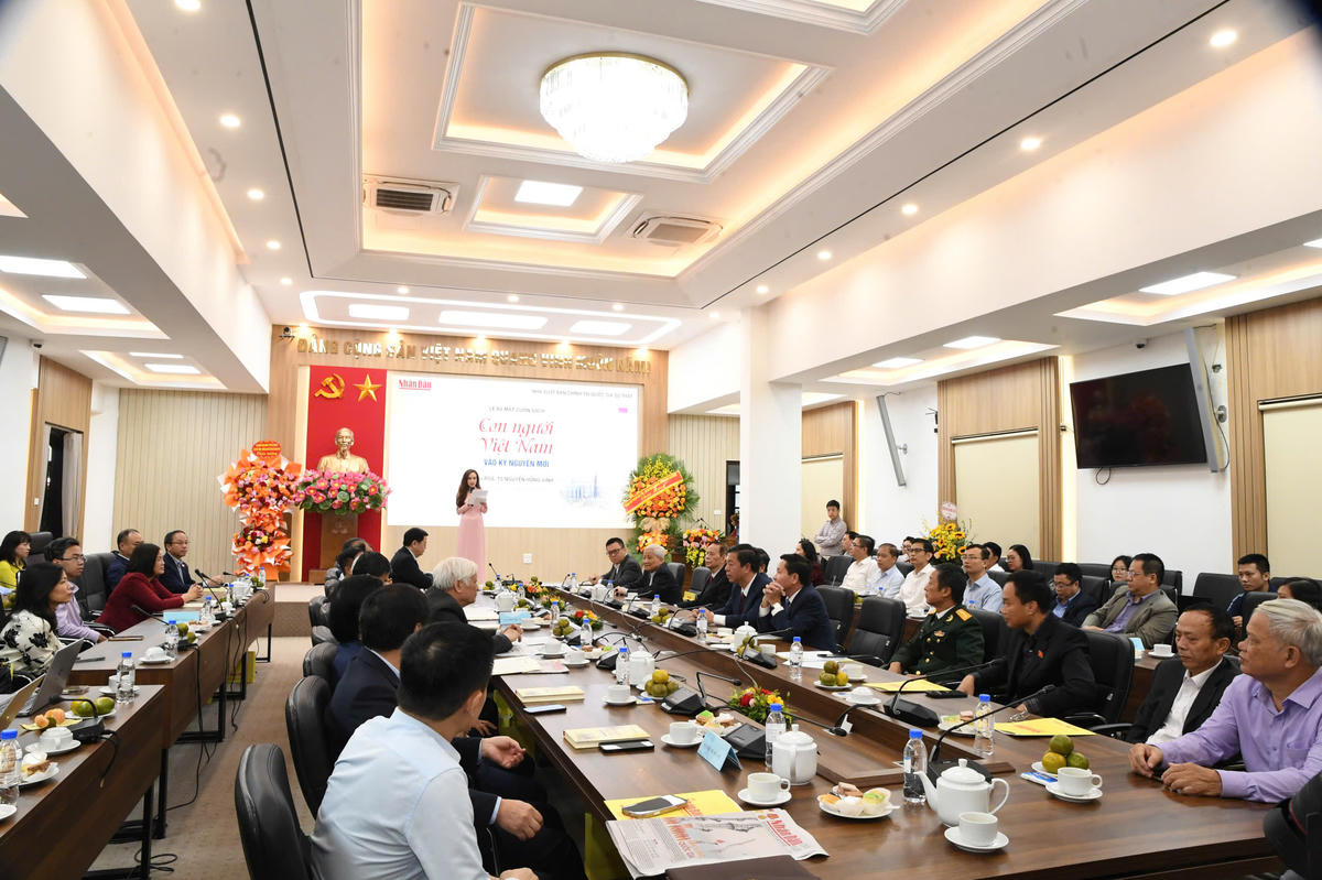 Đông đảo các đại biểu, khách mời tham dự lễ ra mắt sách. Ảnh: Phạm Sỹ.