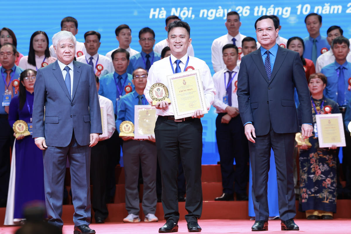 Ông Đỗ Văn Chiến - Chủ tịch UBTƯ MTTQ Việt Nam và ông Nguyễn Đình Khang, Phó Chủ tịch UBTƯMTTQ Việt Nam, Chủ tịch Tổng LĐLĐ Việt Nam tặng Giấy chứng nhận và biểu trưng cho các tập thể. Ảnh: Hải Nguyễn