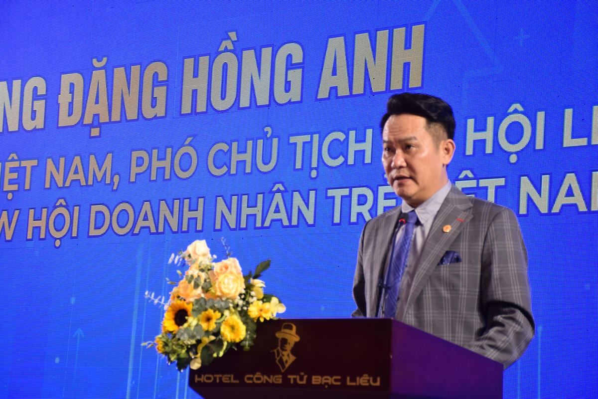 Ông Đặng Hồng Anh, Ủy viên Ủy ban Trung ương Mặt trận Tổ quốc Việt Nam, Chủ tịch Hội Doanh nhân trẻ Việt Nam chia sẻ tại diễn đàn. Ảnh: Nguyên Du