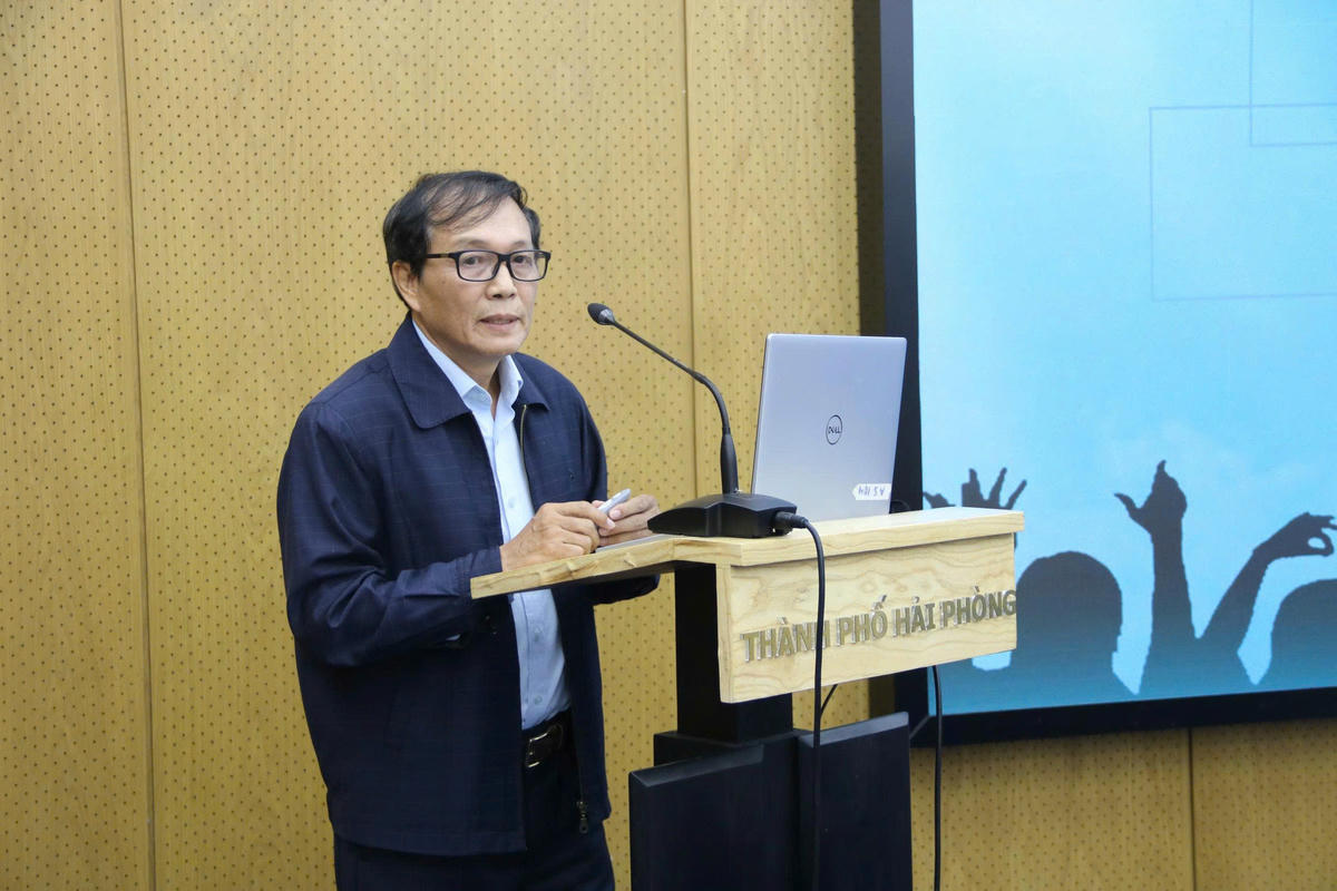 TS. Phạm Hữu Thư, Phó Chủ tịch Liên hiệp các Hội Khoa học và Kỹ thuật Hải Phòng phát biểu tại hội thảo. Ảnh: VD. 