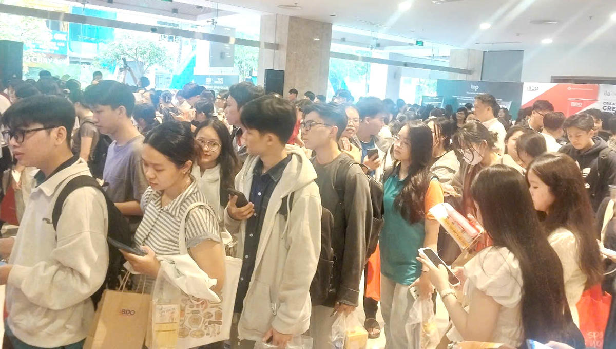 Hàng nghìn sinh viên tham gia ngày hội việc làm. Ảnh: S.X