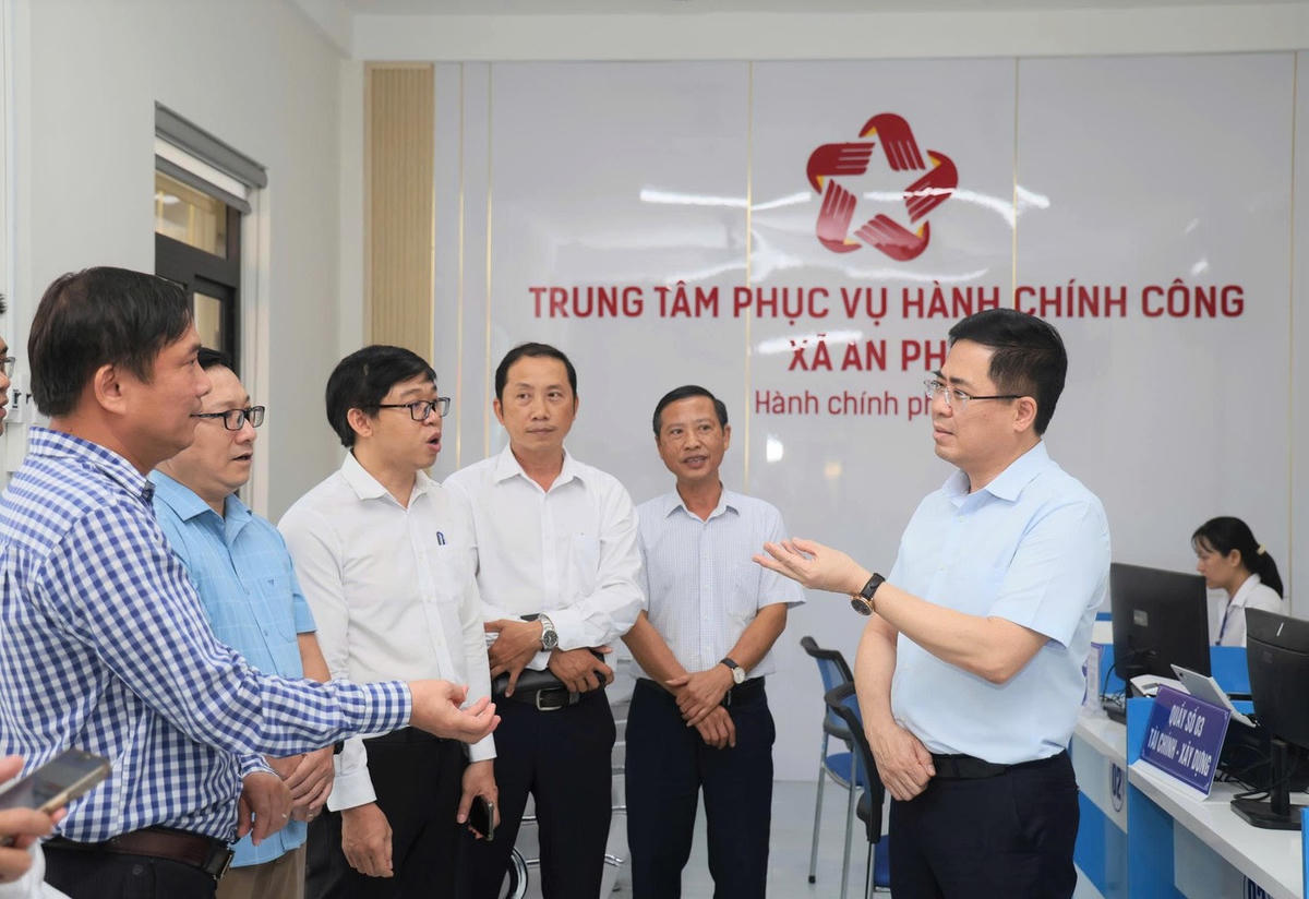 Chủ tịch UBND tỉnh Quảng Ngãi Nguyễn Hoàng Giang (bìa phải ngoài cùng) yêu cầu không được để chậm dữ liệu đất đai.