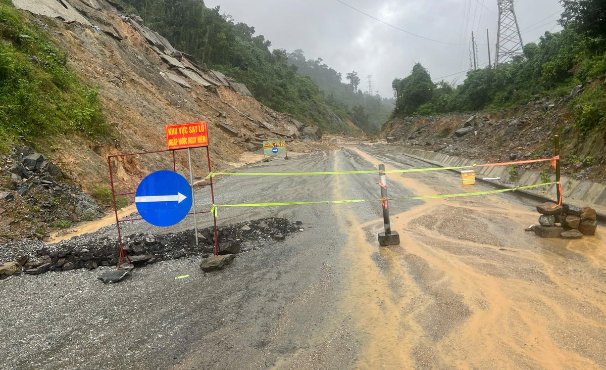 Xã Phước Hiệp đã căng dây, đặt biển cảnh báo sạt lở nguy hiểm tại km84+700, quốc lộ 14E. Ảnh: CV.