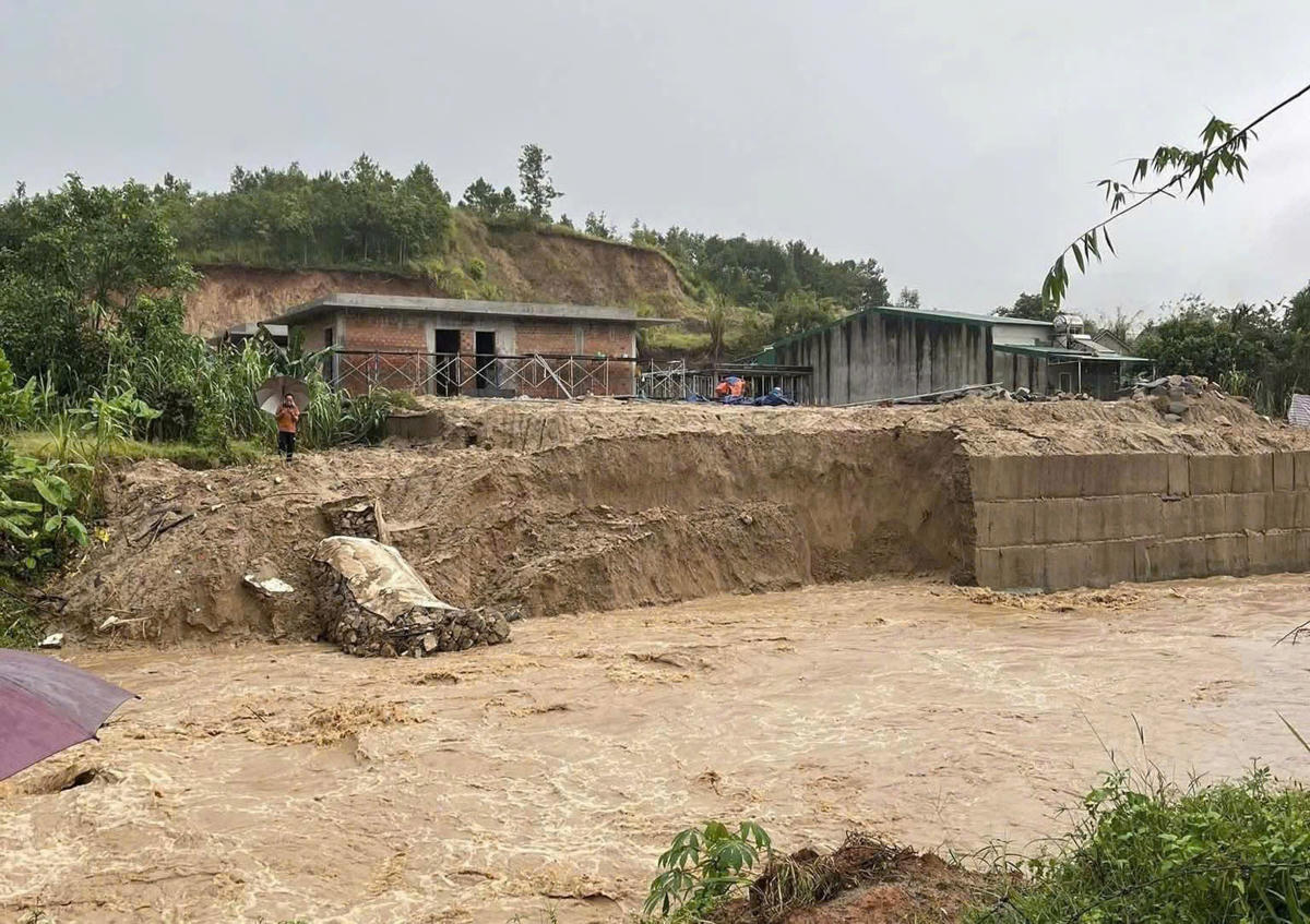Một số khu vực bờ kè miền núi phía Tây, tỉnh Quảng Ngãi bị sạt lở. Ảnh: CV