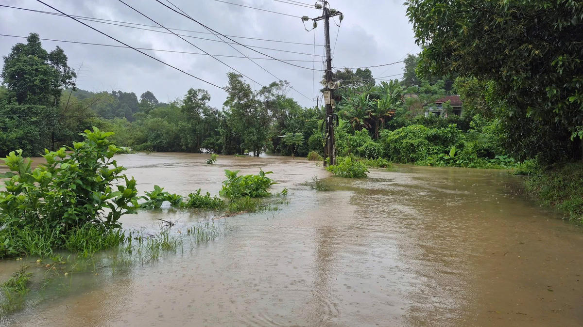 Đoạn đường Cầu Quăn, thôn Ninh Khánh, xã Quế Phước bị nước. Ảnh: CV.