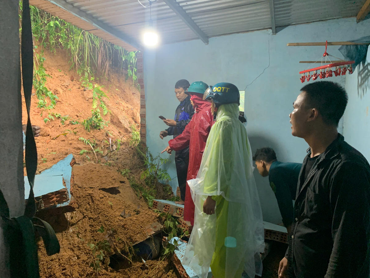 Ngôi nhà của anh Hồ Văn Long bị sạt lở đất đá hư hỏng. Ảnh: CV.