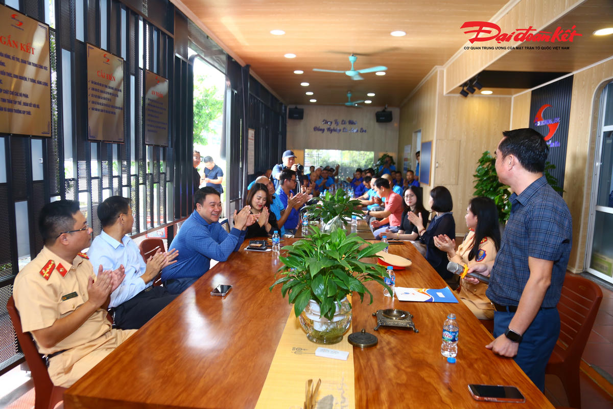 CSGT Hà Nội tổ chức buổi tuyên truyền, phổ biến pháp luật về trật tự an toàn giao thông đường bộ cho nhiều lái xe tải.