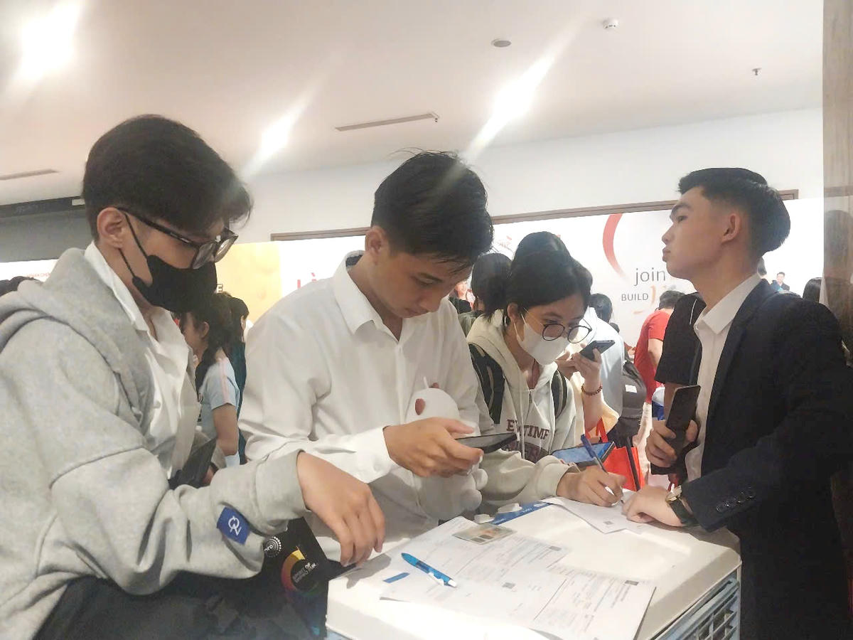 Sinh viên, người lao động tìm hiểu yêu cầu tuyển dụng từ phía doanh nghiệp. Ảnh: S.X