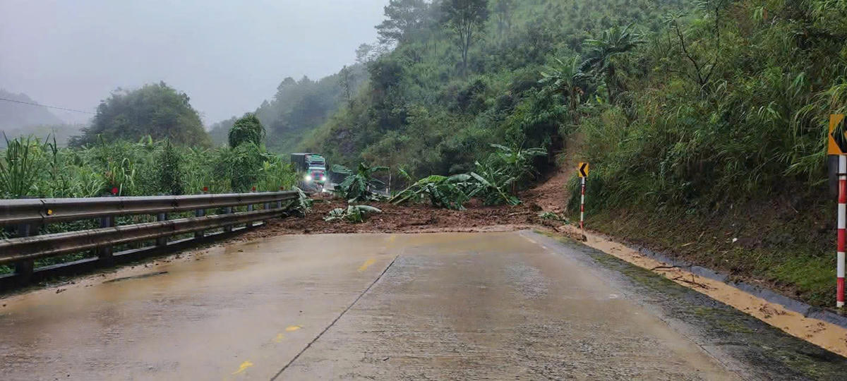 Sạt lở kéo theo nhiều đất, đá, cây cối tràn xuống đường. Ảnh: CV.