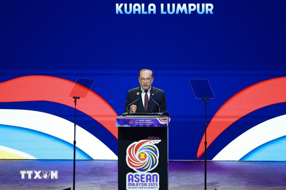 Thủ tướng Malaysia Anwar Ibrahim, Chủ tịch ASEAN 2025 phát biểu khai mạc Hội nghị Cấp cao ASEAN 47 và các Hội nghị Cấp cao liên quan. (Ảnh: Dương Giang/TTXVN).