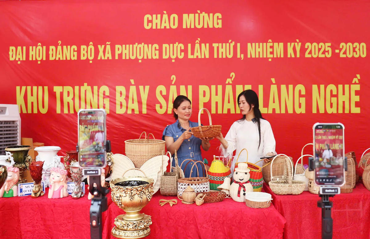 Xã Phượng Dực thường xuyên tổ chức các lớp livestream bán hàng trực tuyến cho các hộ làng nghề với sự hỗ trợ của nhiều KOC, KOD, CEO nổi tiếng. Ảnh: TL.